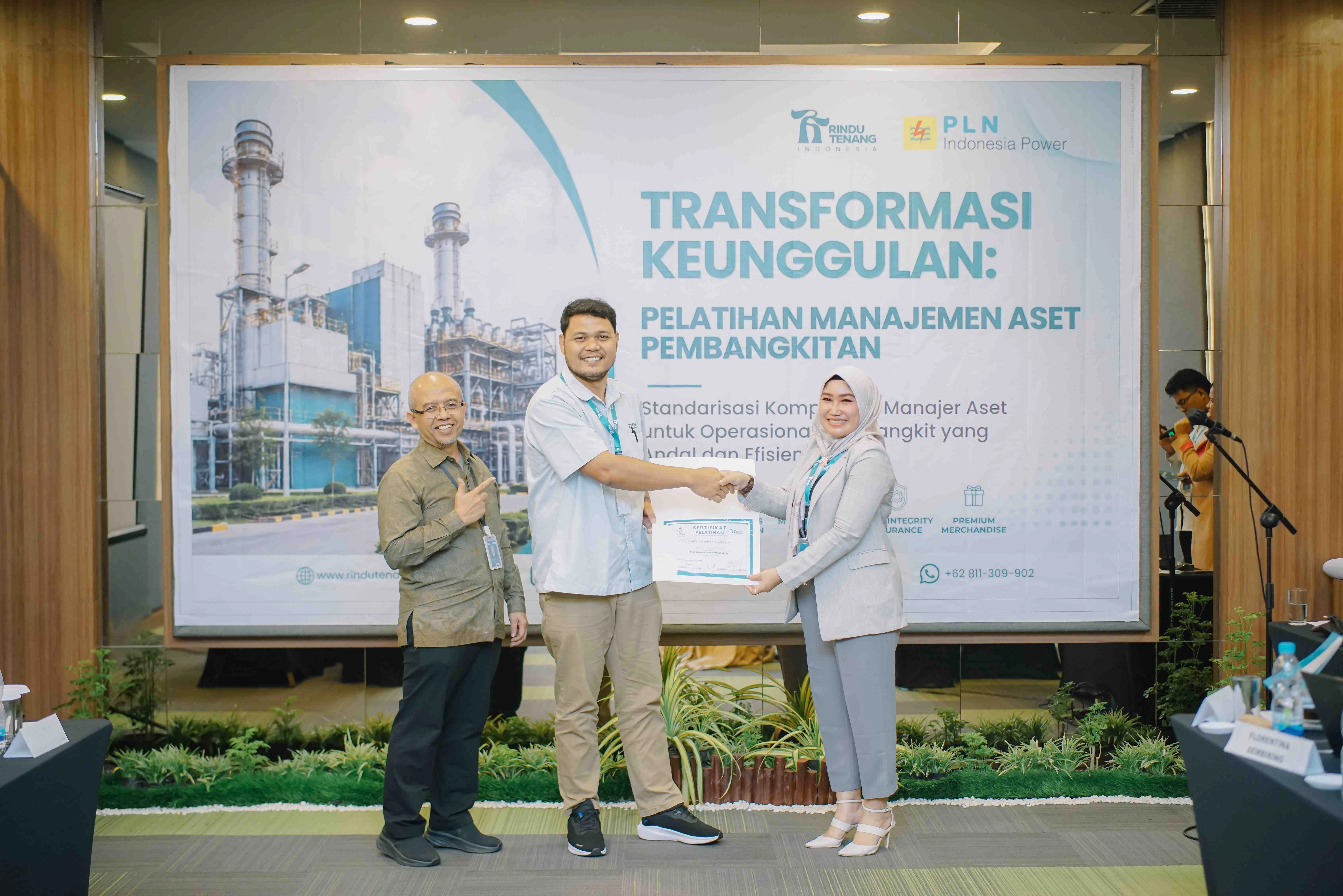 Penyerahan Sertifikat kepada peserta Pelatihan Aset Pembangkitan Batch 1